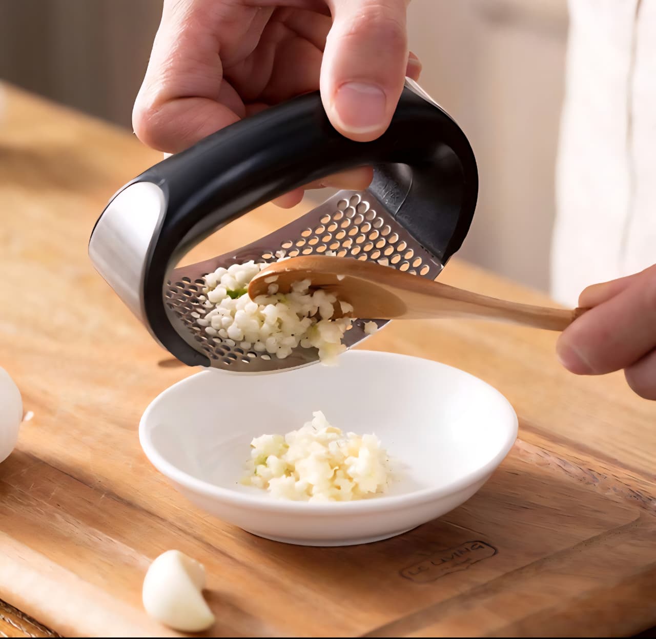 Smrtin Kitchen Stainless Steel Garlic Press with Ergonomic Handle, Garlic Crusher,Handy Garlic Crusher- Multicolor